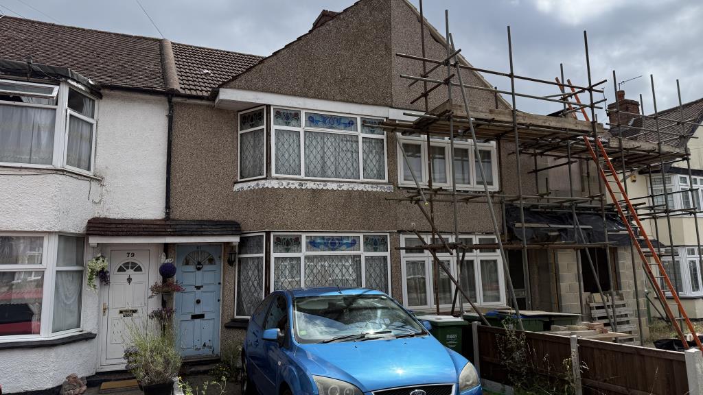 Lot: 136 - TERRACE HOUSE FOR REFURBISHMENT - External image of front of property from street level